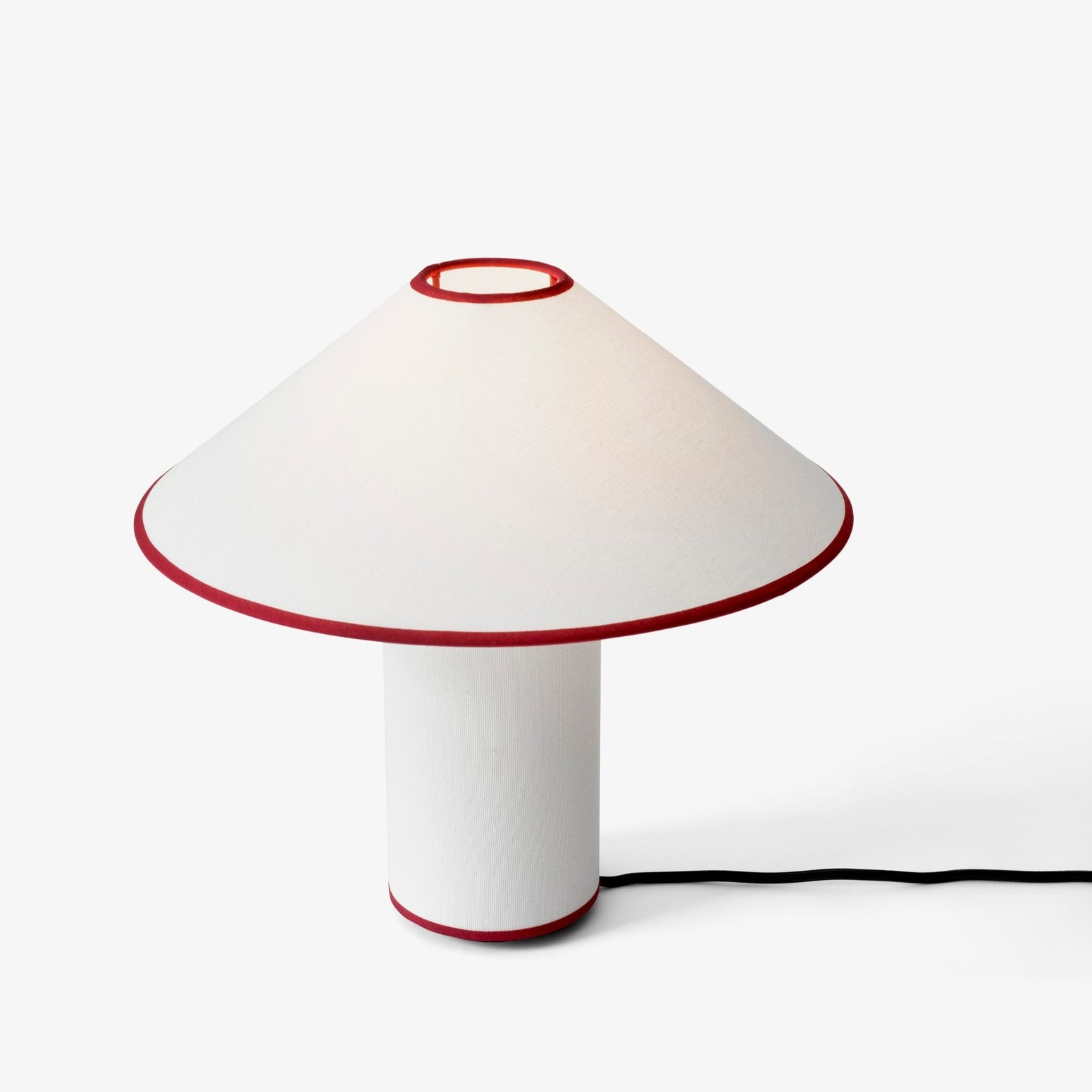 Bordlampen Colette ATD6 fra &tradition i variant White & Merlot