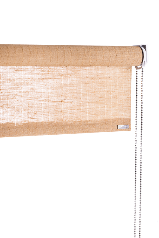 Rullegardin med kjedetrekk brun plante fra Color&Co i naturfarget jute, med ca 50% lysinnslipp