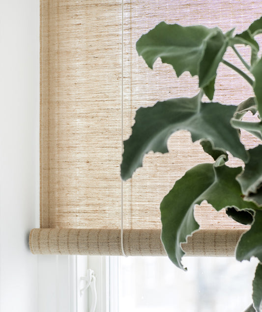 Rullegardin brun plante fra Color&Co i naturfarget jute, med ca 50% lysinnslipp