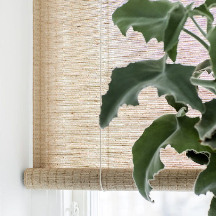 Rullegardin brun plante fra Color&Co i naturfarget jute, med ca 50% lysinnslipp