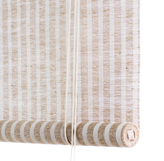 Jute er et naturmateriale med en nydelig tekstur som tilfører varme i hjemmet. Denne rullegardinen fra Color&Co er finvevd i brun jute med lyse striper som er ca 1 cm brede.