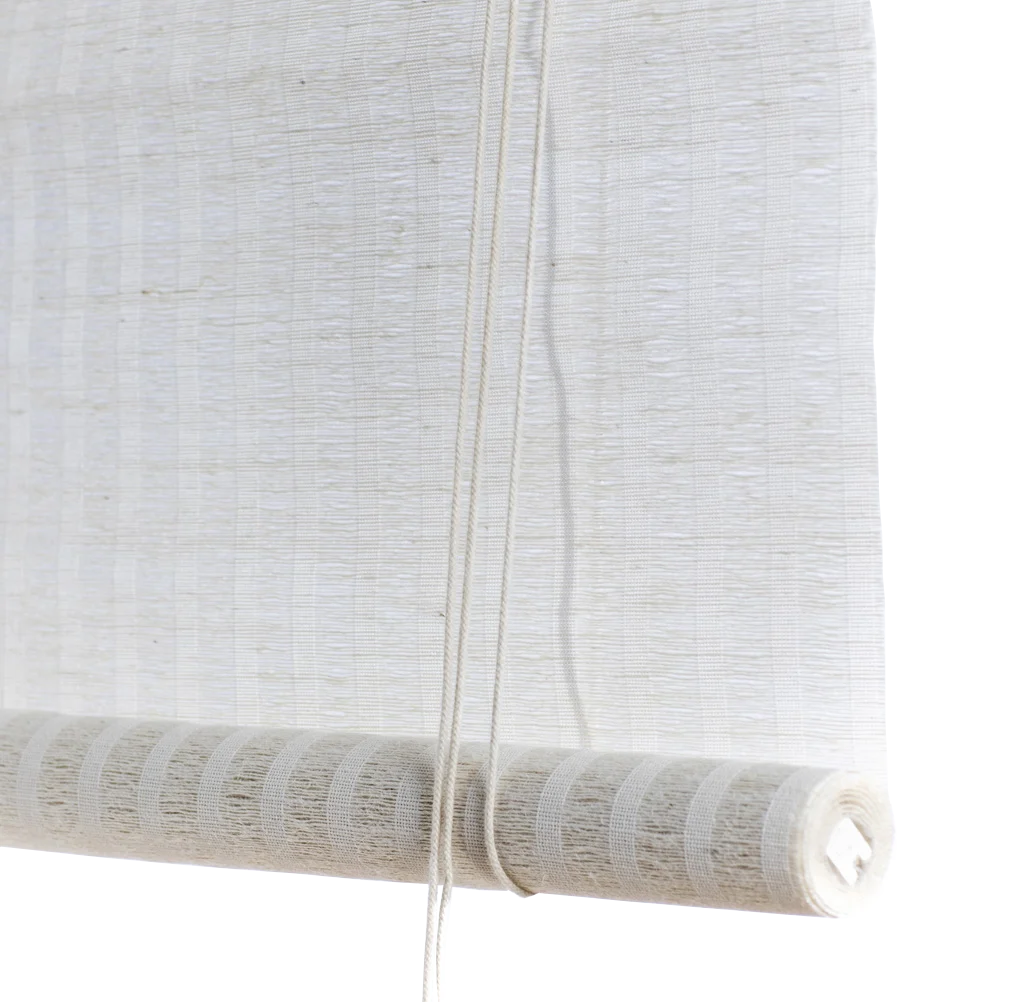 Jute er et naturmateriale med en nydelig tekstur. Denne rullegardinen fra Color&Co er finvevd i lys jute med hvite striper som er ca 1 cm brede. Rullegardinen vil få en mer naturlig brun tone over tid.
