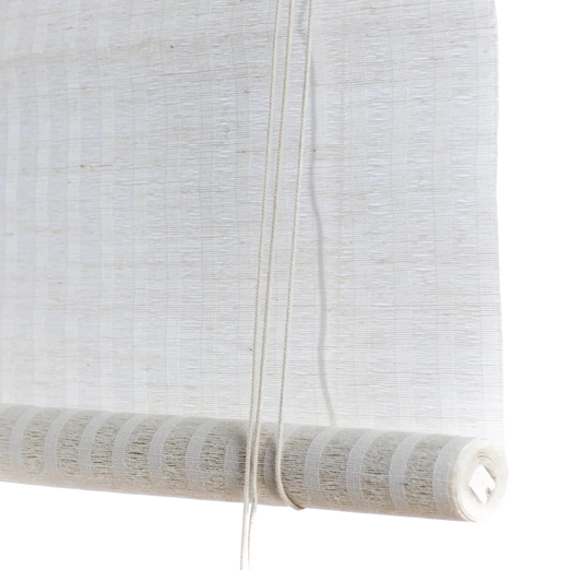 Jute er et naturmateriale med en nydelig tekstur. Denne rullegardinen fra Color&Co er finvevd i lys jute med hvite striper som er ca 1 cm brede. Rullegardinen vil få en mer naturlig brun tone over tid.