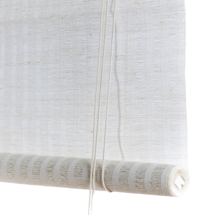 Jute er et naturmateriale med en nydelig tekstur. Denne rullegardinen fra Color&Co er finvevd i lys jute med hvite striper som er ca 1 cm brede. Rullegardinen vil få en mer naturlig brun tone over tid.