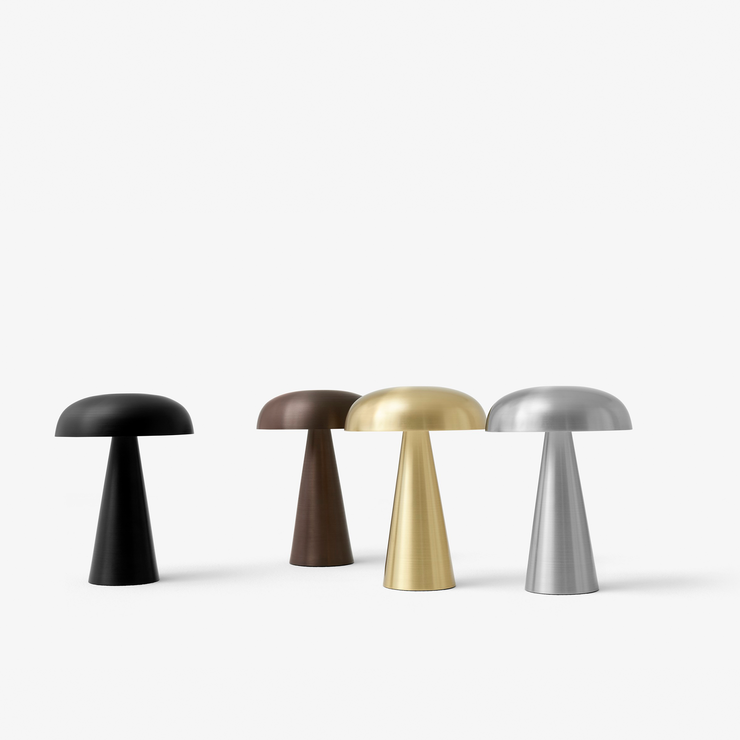 Den oppladbare bordlampen Como fra &tradition kommer i flere fine varianter.