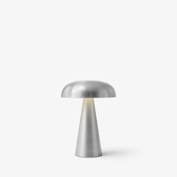 Den oppladbare bordlampen Como fra &tradition med aluminium-finish