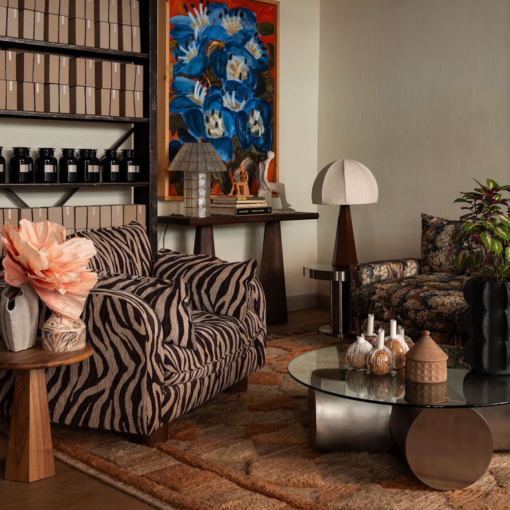 Dusty Deco hadde sitt utspring i brukthandelen til grunnleggerne Edin og Lina - der de solgte nøye utvalgte vintage designskatter fra hele verden. Etter hvert utviklet de sin egen kolleksjon av unike møbler som skaper inspirerende hjem!