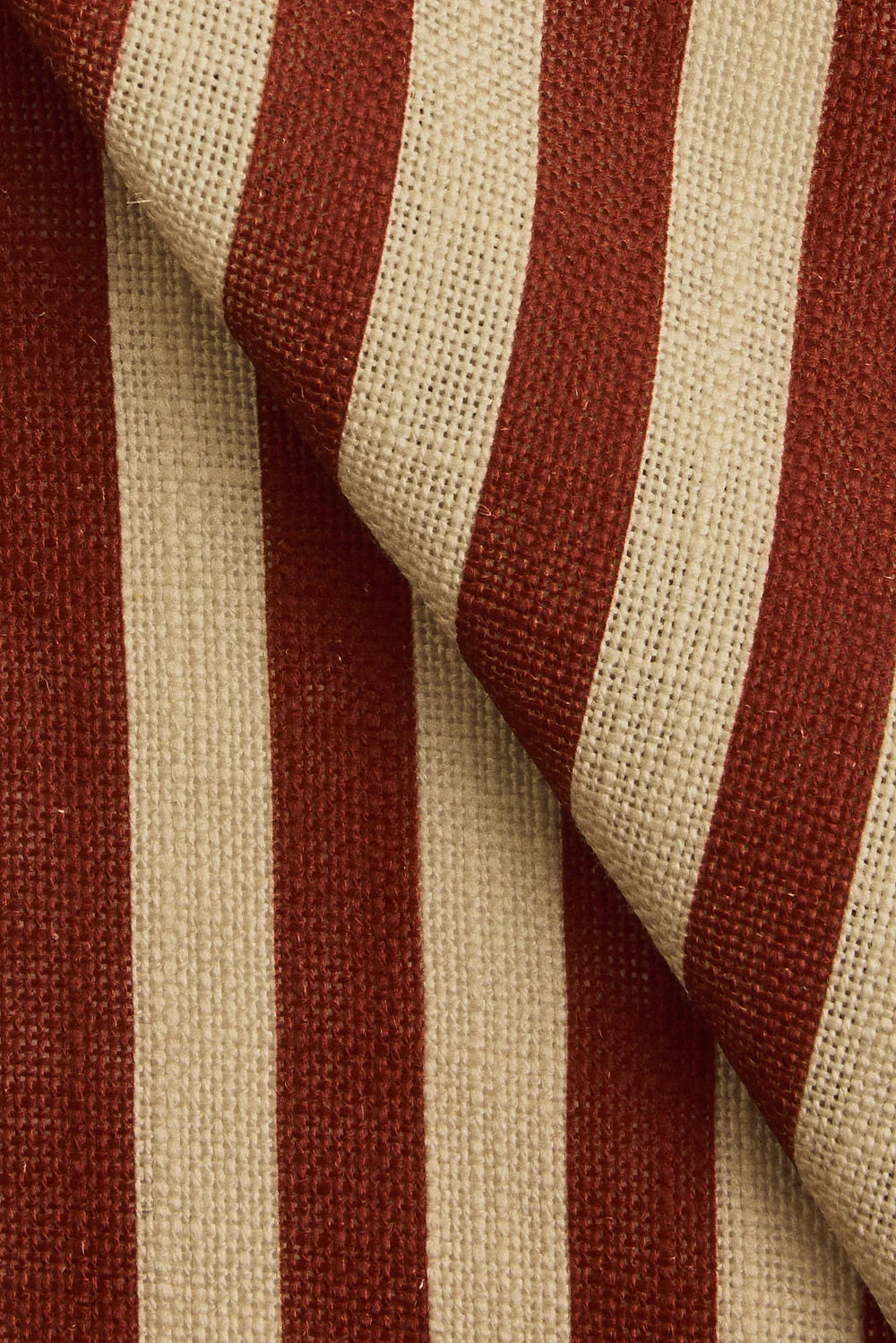 Tekstil i vevd lin med mønster Stripe  i fargen rød/ Burgundy fra Gotain.