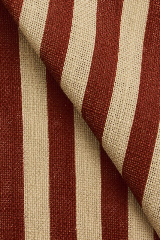 Tekstil i vevd lin med mønster Stripe  i fargen rød/ Burgundy fra Gotain.
