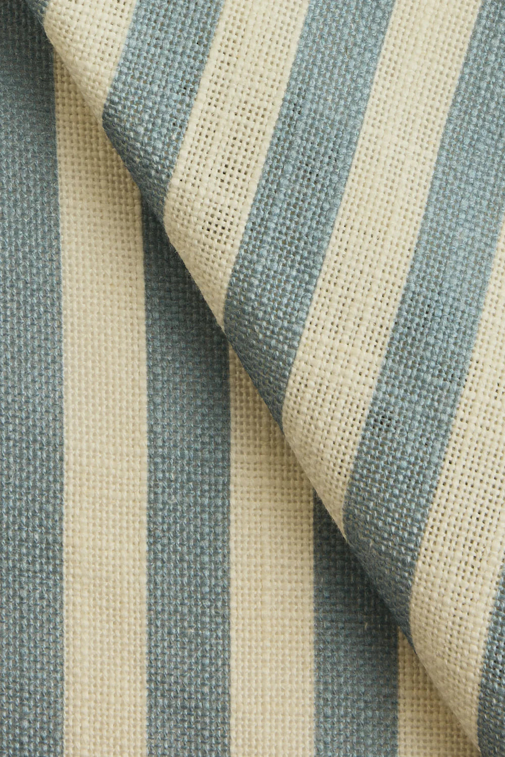 Sengeteppe i vevd lin med mønster Stripe  i fargen blå/ Dove Blue fra Gotain.