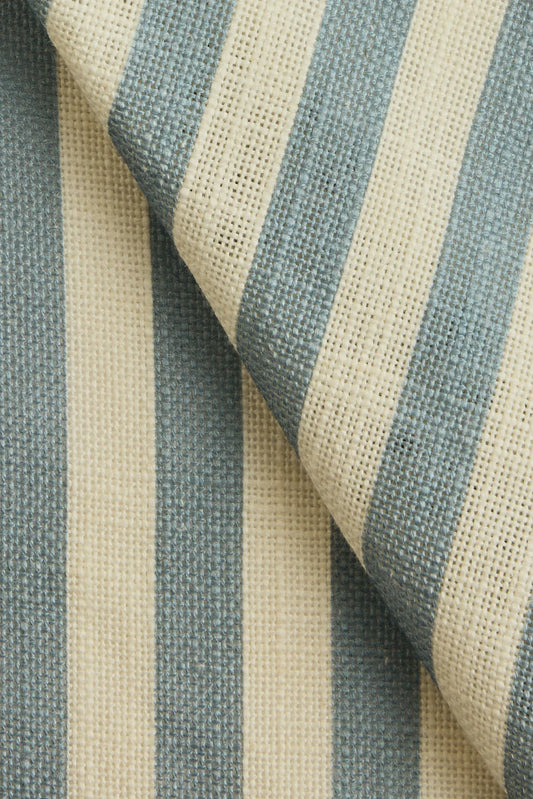 Sengeteppe i vevd lin med mønster Stripe  i fargen blå/ Dove Blue fra Gotain.
