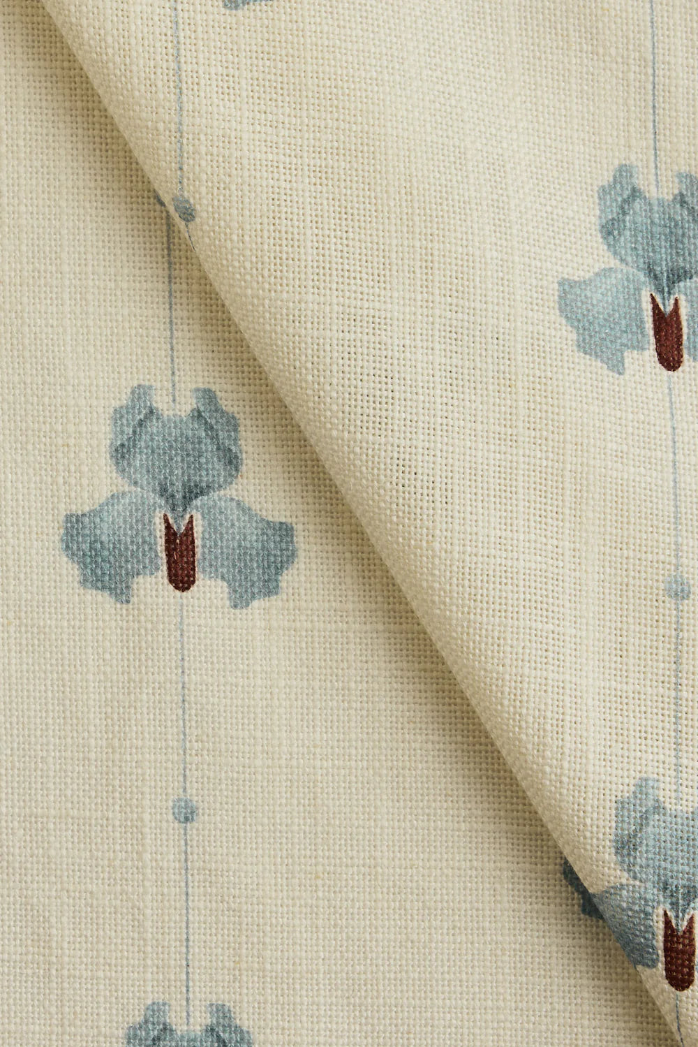 Tekstil i vevd lin med mønster Sweet Pea i fargen blå/ Dove Blue fra Gotain.