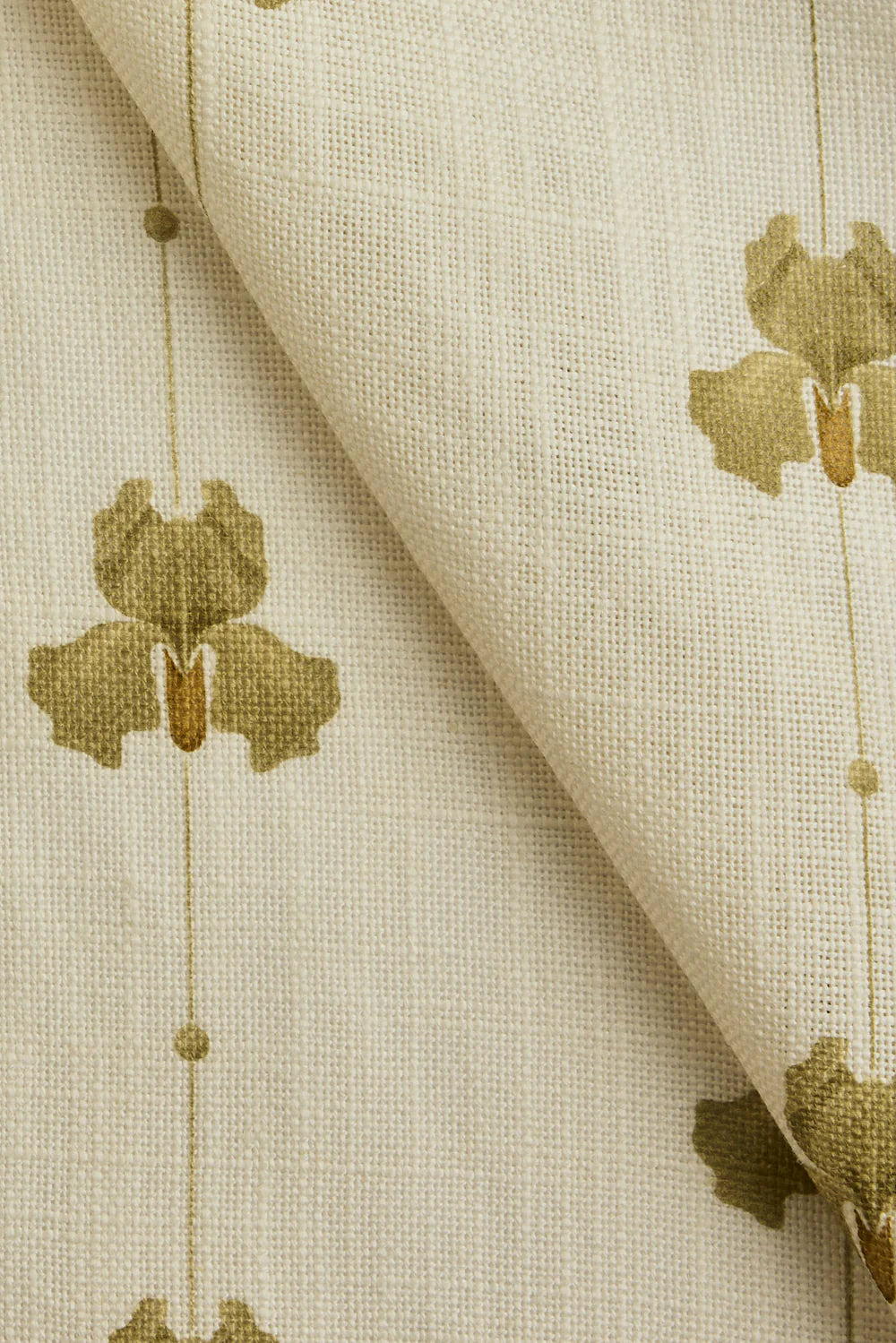 Tekstil i vevd lin med mønster Sweet Pea i fargen olivengrønn/ Olive Green fra Gotain. 