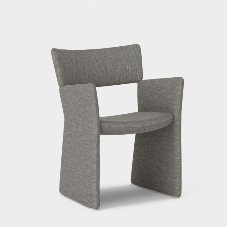 Spisestol Crown Armchair fra Massproductions i tekstilet Nori 7757/33 fra Romo Ruskin. 