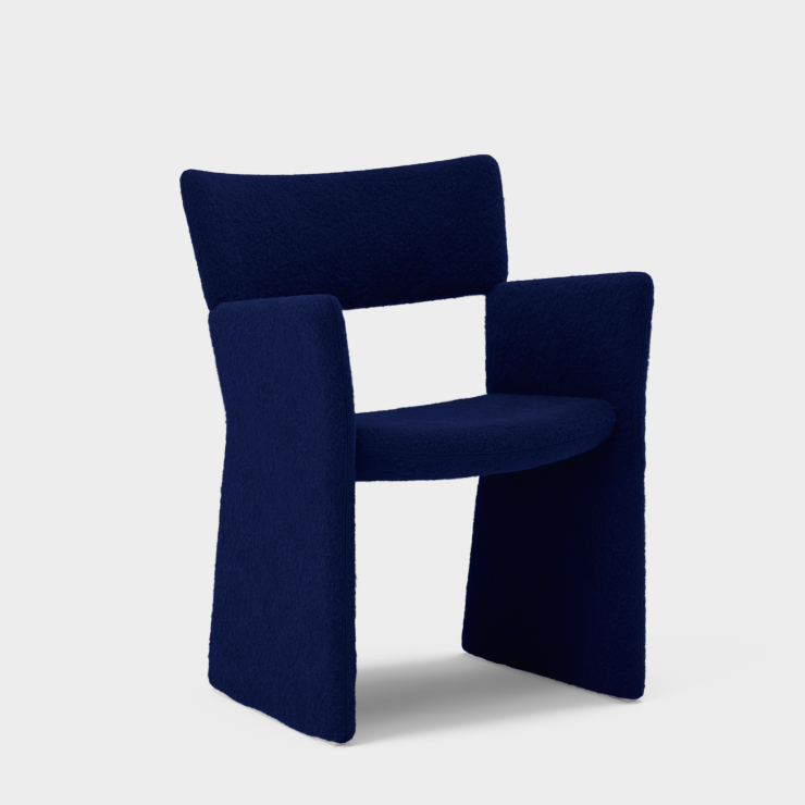 Spisestol Crown Armchair fra Massproductions i tekstilet Silas 754 fra Kvadrat.