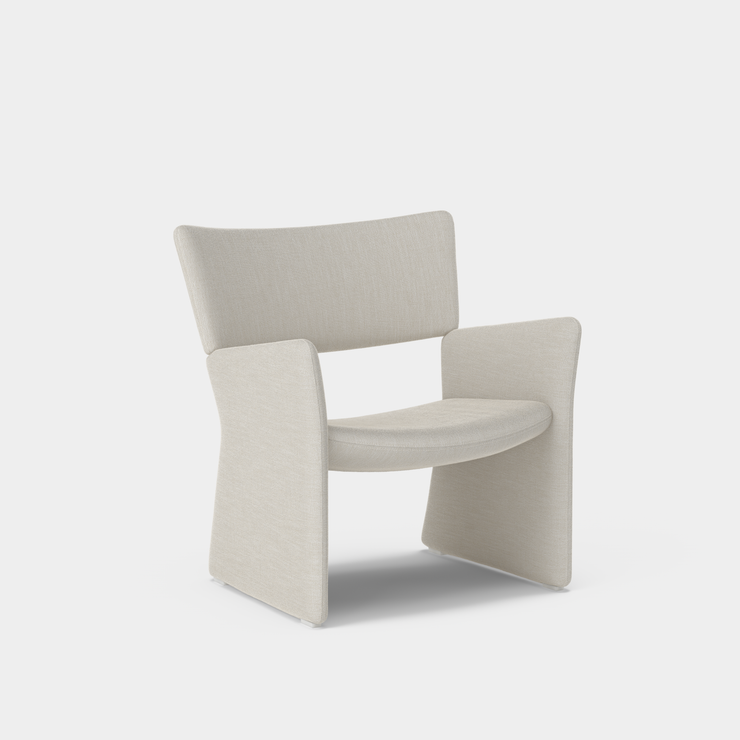 Lenestolen Crown Easy Armchair fra Massproductions i tekstilet Shell 7757/03 fra Romo Ruskin.