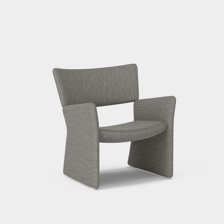 Lenestolen Crown Easy Armchair fra Massproductions i tekstilet Nori 7757/33 fra Romo Ruskin.