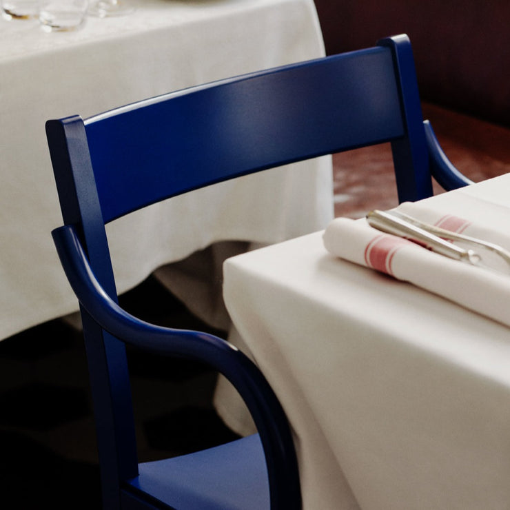 «Vi ville gi spisestolen Waiter XL Armchair litt ekstra oppmerksomhet ved å kle den i en levende og sofistikert farge. Vi fant fargen i spekteret mellom hertugen av Windsors ikoniske midnattsblå smoking, en Yves Klein-skulptur og naturlig indigopigment», sier Magnus Elebäck, administrerende og kreativ direktør i Massproductions.
