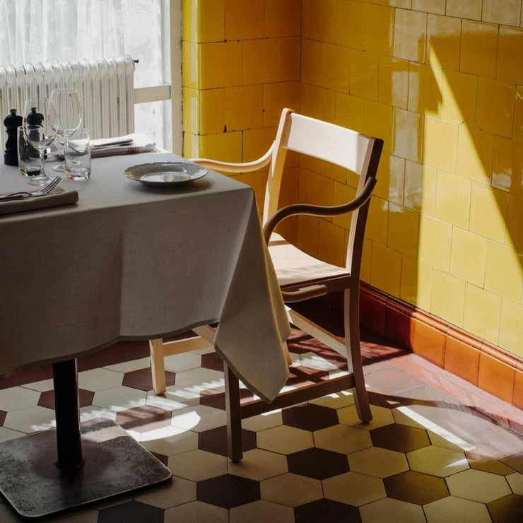 Den andre av de lyse variantene av spisestolen Waiter XL Armchair er laget i hvitoljet bøk. 