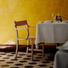 Spisestolen Waiter XL Armchair kommer også i to ulike lyse nyanser. Her er i utførelsen Natural Beech.