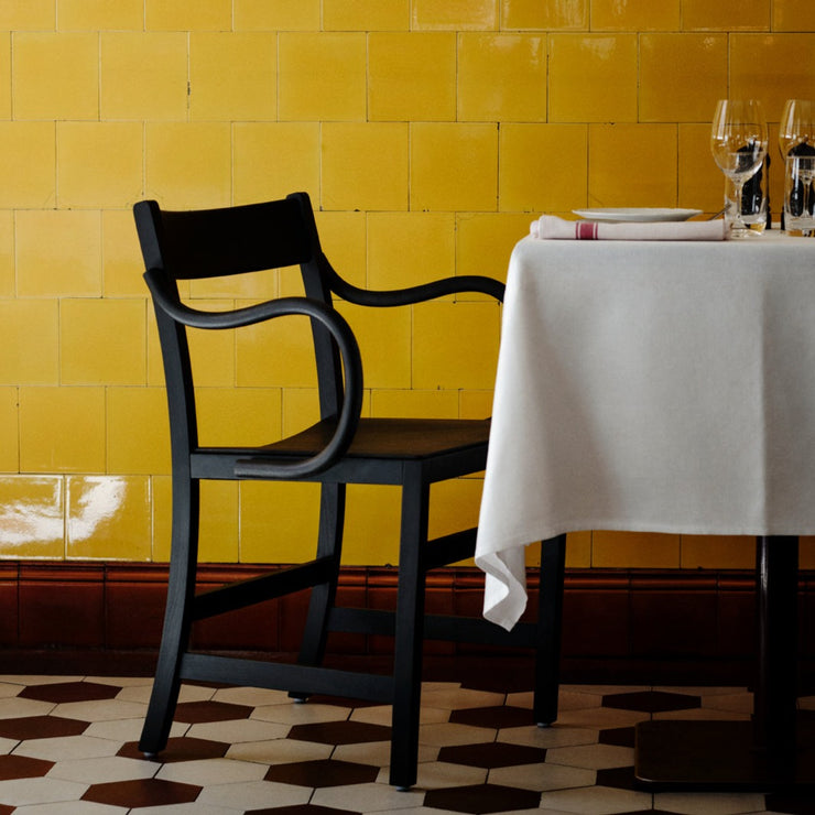 Spisestolen Waiter XL Armchair kommer også i en klassisk svart utgave. Her i utførelsen Black Stained Beech.