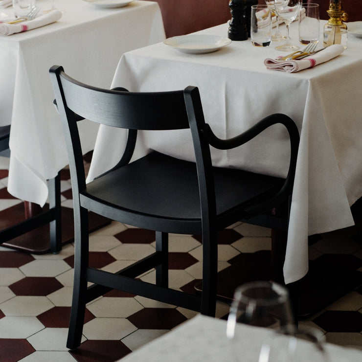 Vi kan nærmest høre summingen rundt bordet og glassene og bestikkene som klirrer mellom gjestene og får veldig lyst til å ville dekke på med nystrøkne hvite duker og invitere til måltider med restaurantfølelse hjemme! Og det er vel ikke feil?