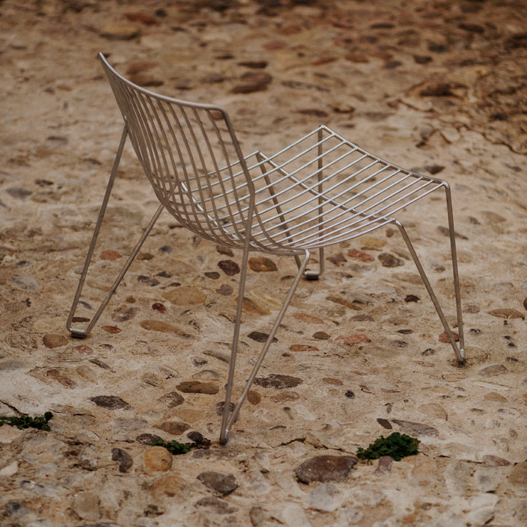 Tio Easy Chair fra Massproductions kommer blant annet i en galvanisert versjon som heter Hot Dip Galvanised.