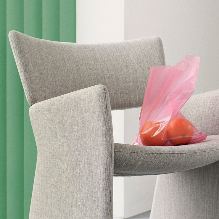 Lenestolen Crown Easy Armchair fra Massproductions i tekstilet Shell 7757/03 fra Romo Ruskin. Den er også superfin å bruke som en lenestol eller loungestol på et soverom, i en romslig gang – eller i et walk-in-closet! 