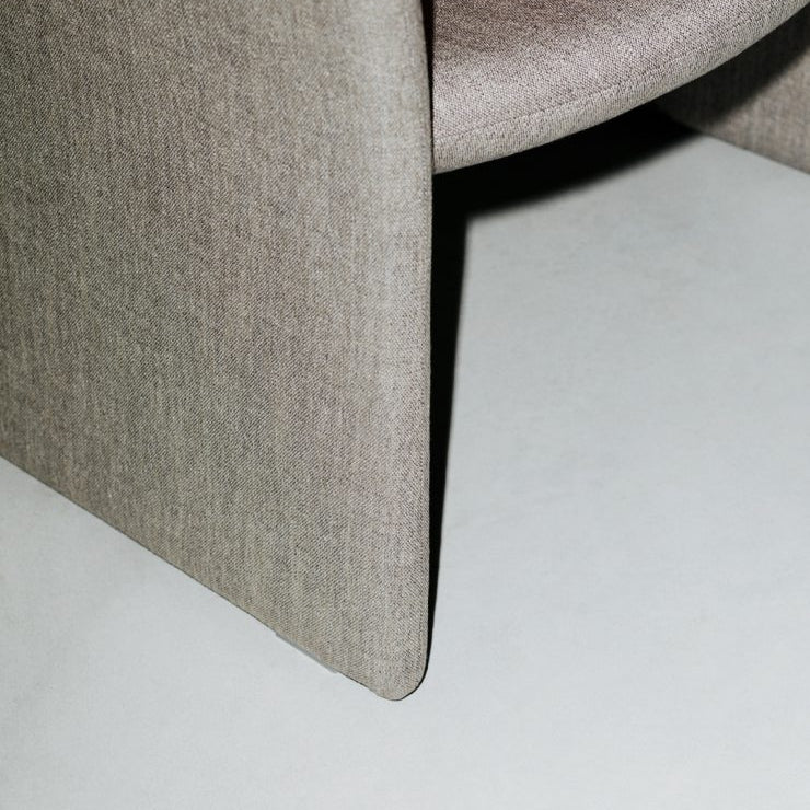 Lenestolen Crown Easy Armchair fra Massproductions i tekstilet Nori 7757/33 fra Romo Ruskin.
