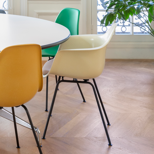 Vi blir aldri lei av denne vakre og funksjonelle klassikeren. Stolen Eames Plastic Armchair RE DAX, fra Vitra, ble designet av Charles og Ray Eames på 1950-tallet. Stolen finnes i flere farger, utforminger og understell. Varianten DAX kan også brukes utendørs (med svarte eller hvite ben).