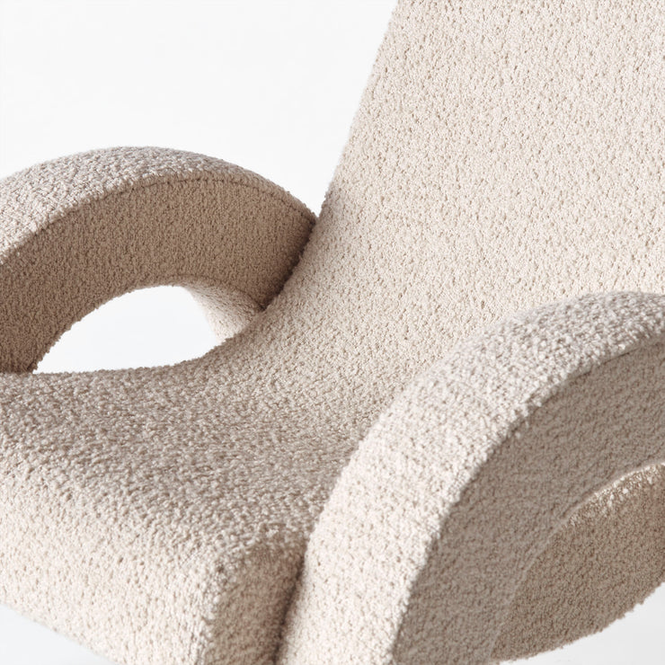 Lenestol Arco small fra Dusty Deco i lys beige bouclé. Tekstil: Tresigallo 02 fra Marelli 
