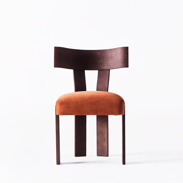 Spisestolen Alba fra Dusty Deco i mørkbeiset mattlakkert eik med polstret sete i en fantastisk matt dyp oransje velur
