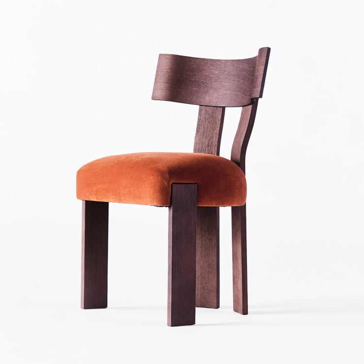 Spisestolen Alba fra Dusty Deco i mørkbeiset mattlakkert eik med polstret sete i en fantastisk matt dyp oransje velur