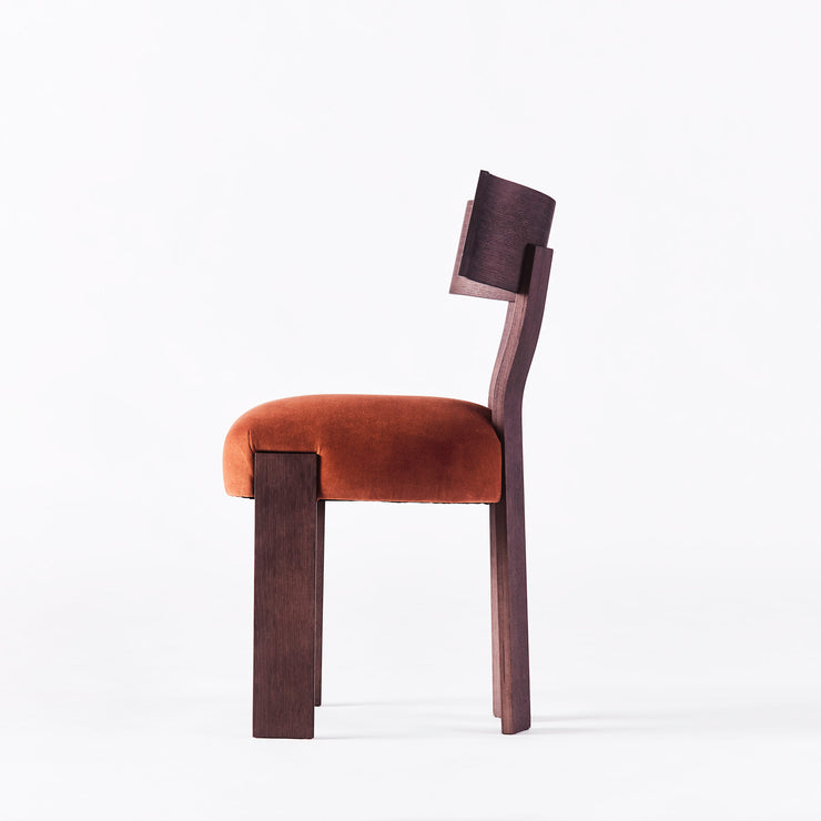 Spisestolen Alba fra Dusty Deco i mørkbeiset mattlakkert eik med polstret sete i en fantastisk matt dyp oransje velur