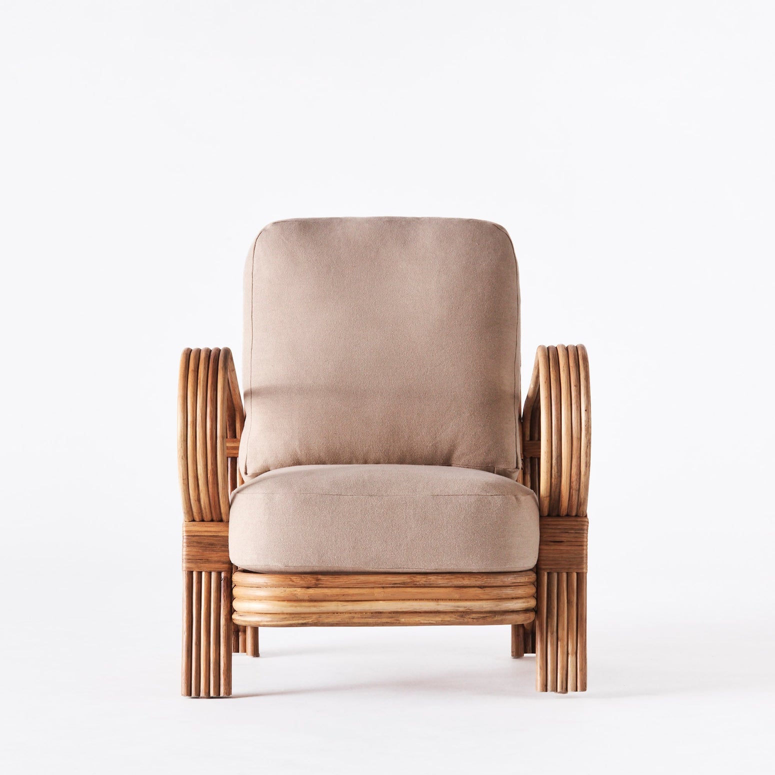 Lenestolen Bamboo Lounge Chair fra Dusty Deco med puter i beige tekstil
