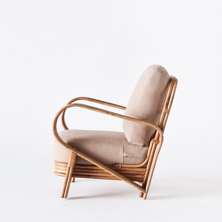 Lenestolen Bamboo Lounge Chair fra Dusty Deco med puter i beige tekstil
