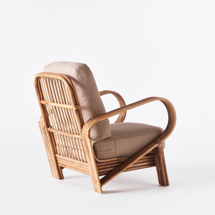 Lenestolen Bamboo Lounge Chair fra Dusty Deco med puter i beige tekstil