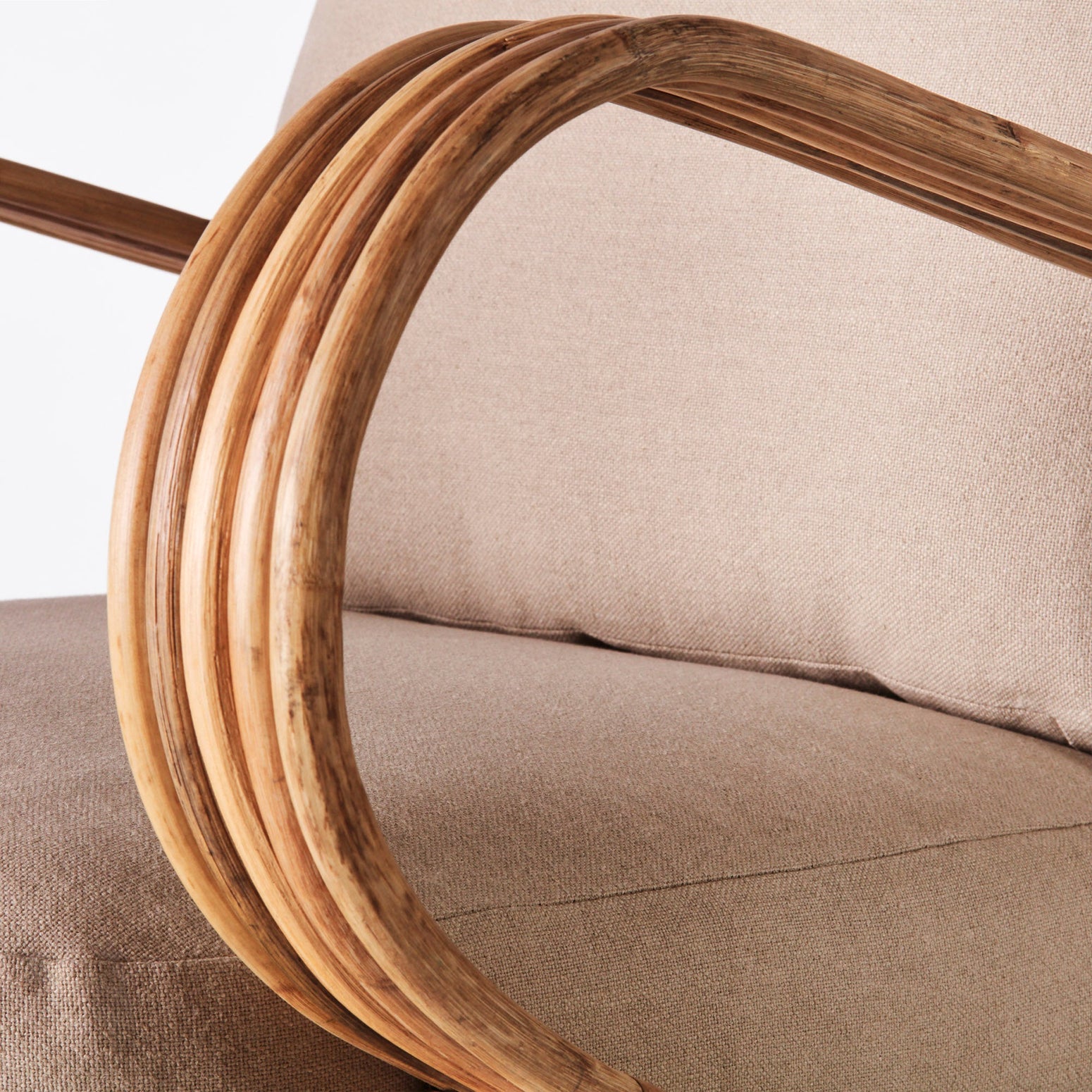 Lenestolen Bamboo Lounge Chair fra Dusty Deco med puter i beige tekstil