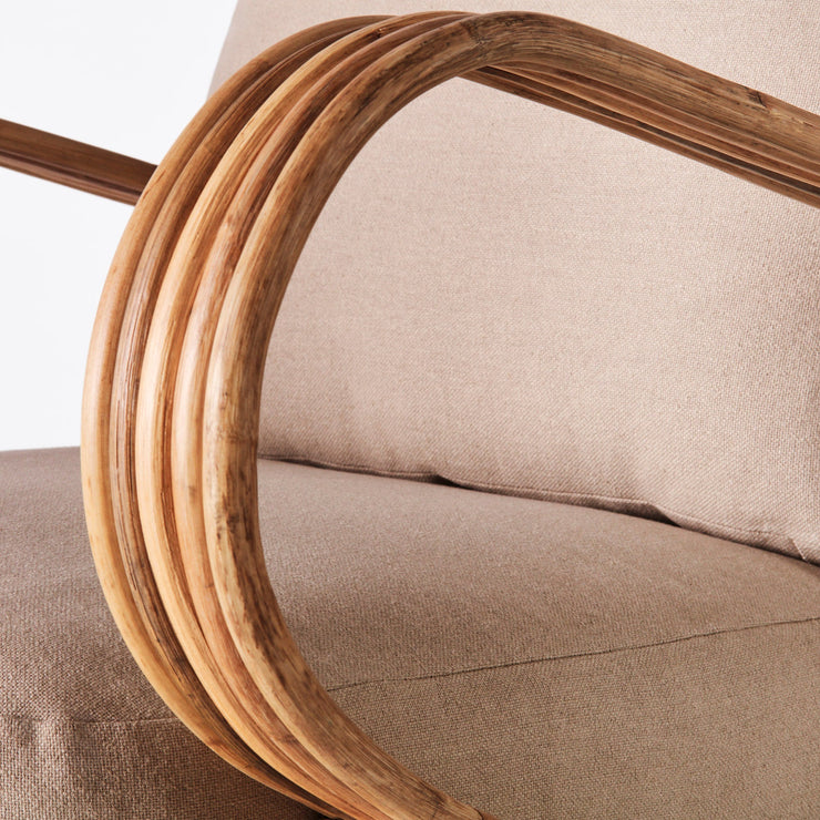 Lenestolen Bamboo Lounge Chair fra Dusty Deco med puter i beige tekstil