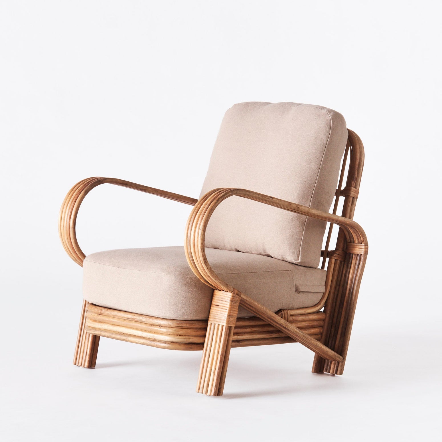 Lenestolen Bamboo Lounge Chair fra Dusty Deco med puter i beige tekstil