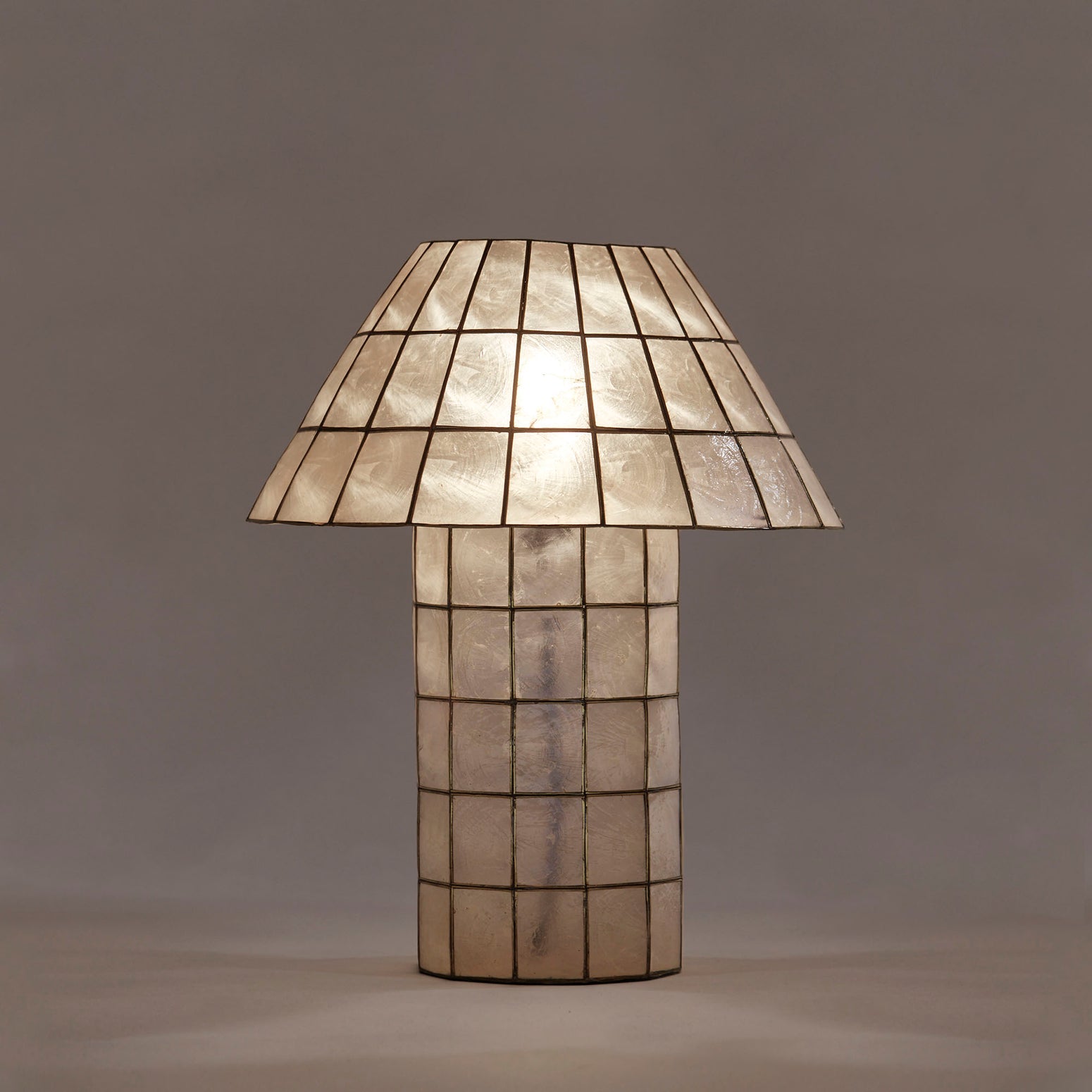 Enkelte lamper har evnen til å skape en unik stemning, uansett om de er slått av eller på — bordlampen Cornelia fra Dusty Deco er en av dem.
