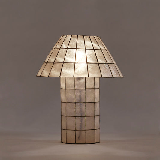Enkelte lamper har evnen til å skape en unik stemning, uansett om de er slått av eller på — bordlampen Cornelia fra Dusty Deco er en av dem.