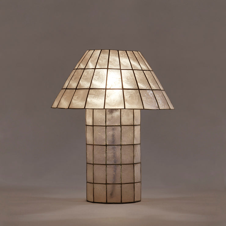 Enkelte lamper har evnen til å skape en unik stemning, uansett om de er slått av eller på — bordlampen Cornelia fra Dusty Deco er en av dem.