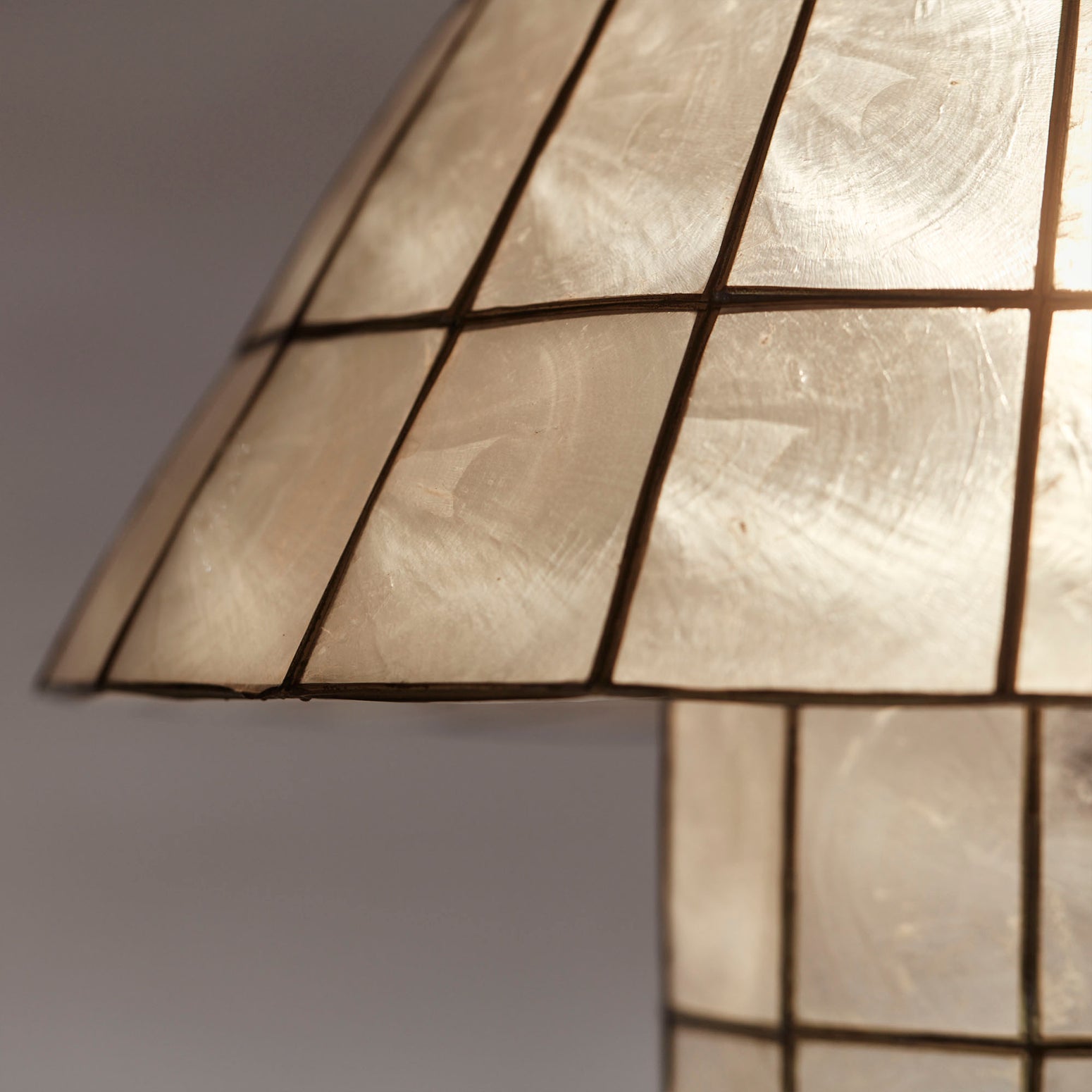  Denne vintageinspirerte lampen er laget av kapisskjell, et skjell som tilhører østersfamilien, og har en delikat struktur samt en perlemoraktig overflate som reflekterer lyset på en helt spesiell måte. 