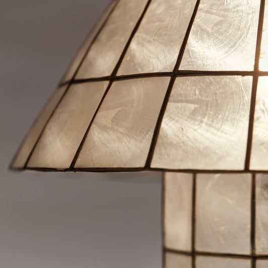  Denne vintageinspirerte lampen er laget av kapisskjell, et skjell som tilhører østersfamilien, og har en delikat struktur samt en perlemoraktig overflate som reflekterer lyset på en helt spesiell måte. 