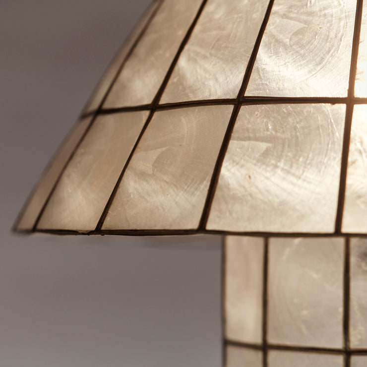  Denne vintageinspirerte lampen er laget av kapisskjell, et skjell som tilhører østersfamilien, og har en delikat struktur samt en perlemoraktig overflate som reflekterer lyset på en helt spesiell måte. 