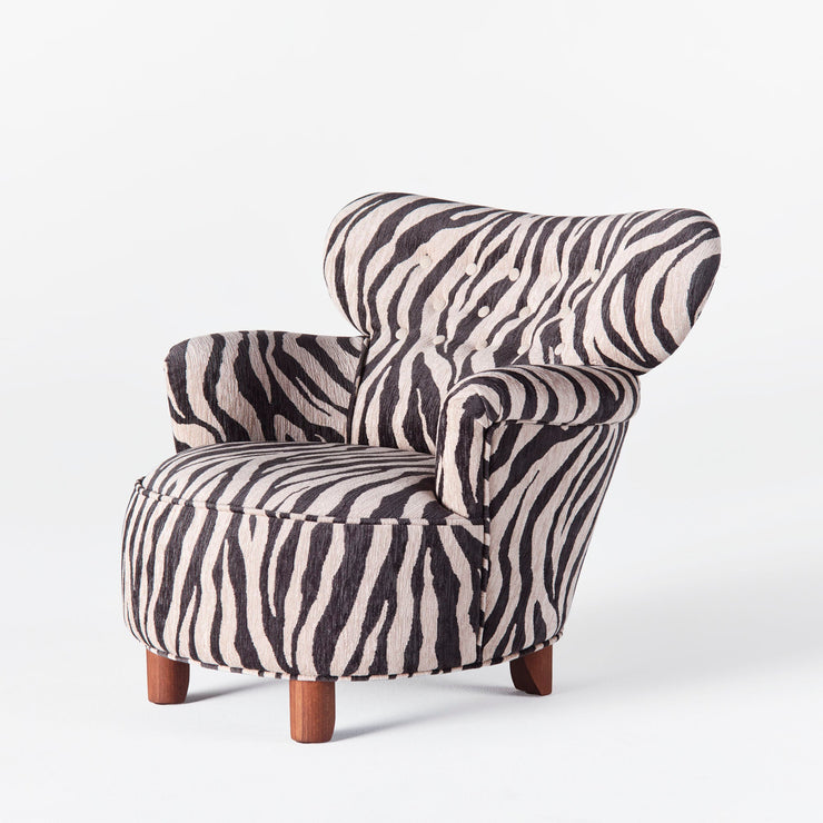 Lenestolen Elias er et utmerket eksempel på Swedish Modern: Lenestolen har et inviterende og tidløst design, med avrundede hjørner, rause armlener og et mykt polstret sete. Bena er dreid i valnøttbeiset bøk. Relanseringen feirer Svedbergs tidløse designestetikk og feirer hans arv som en pioner innen svensk møbeldesign.