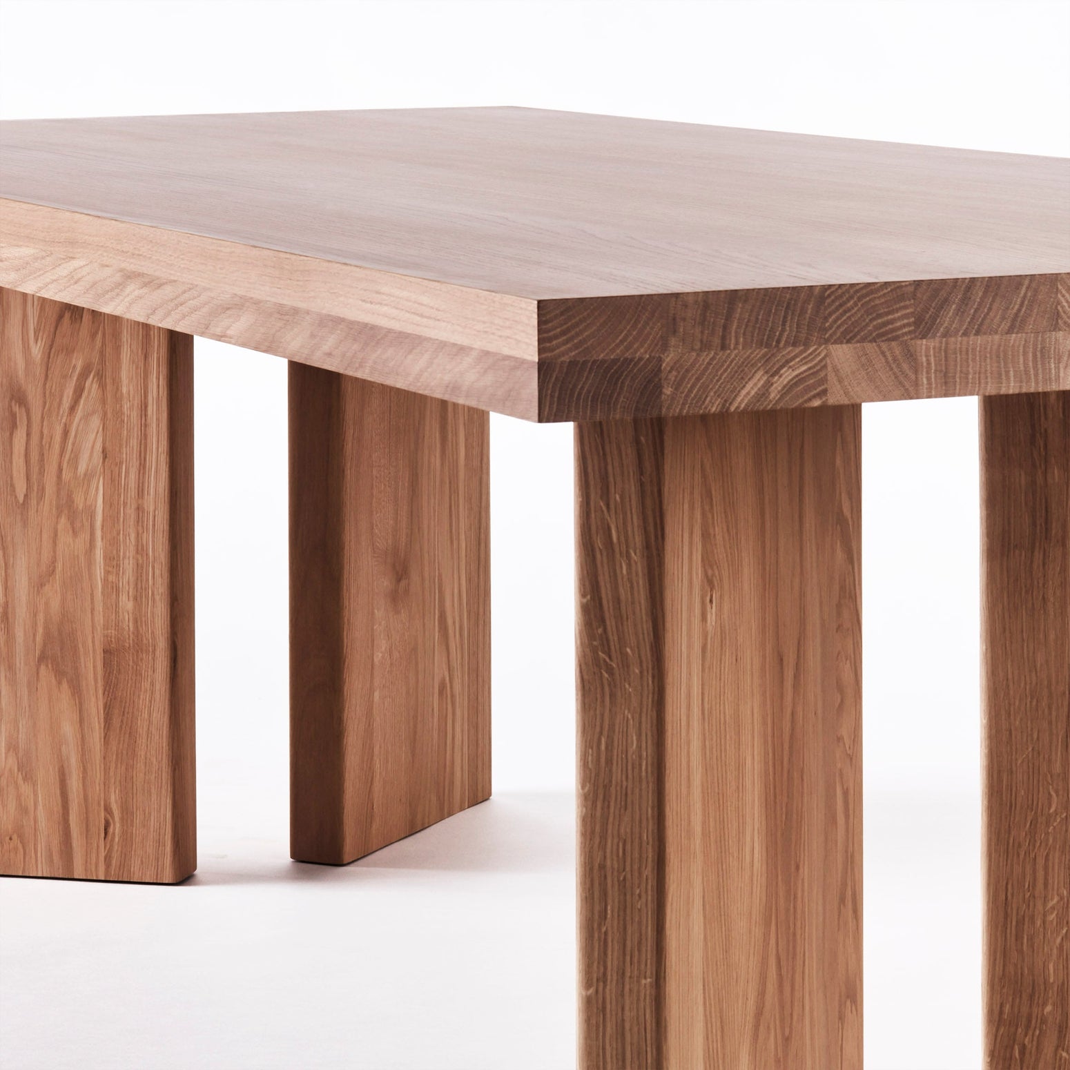 Spisebordet French Dining Table fra Dusty Deco i massiv heltre eik