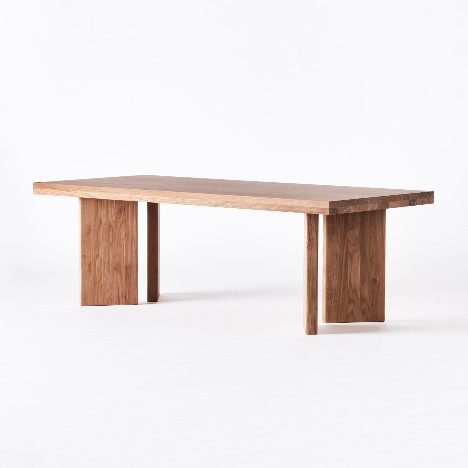 Spisebordet French Dining Table fra Dusty Deco i massiv heltre eik