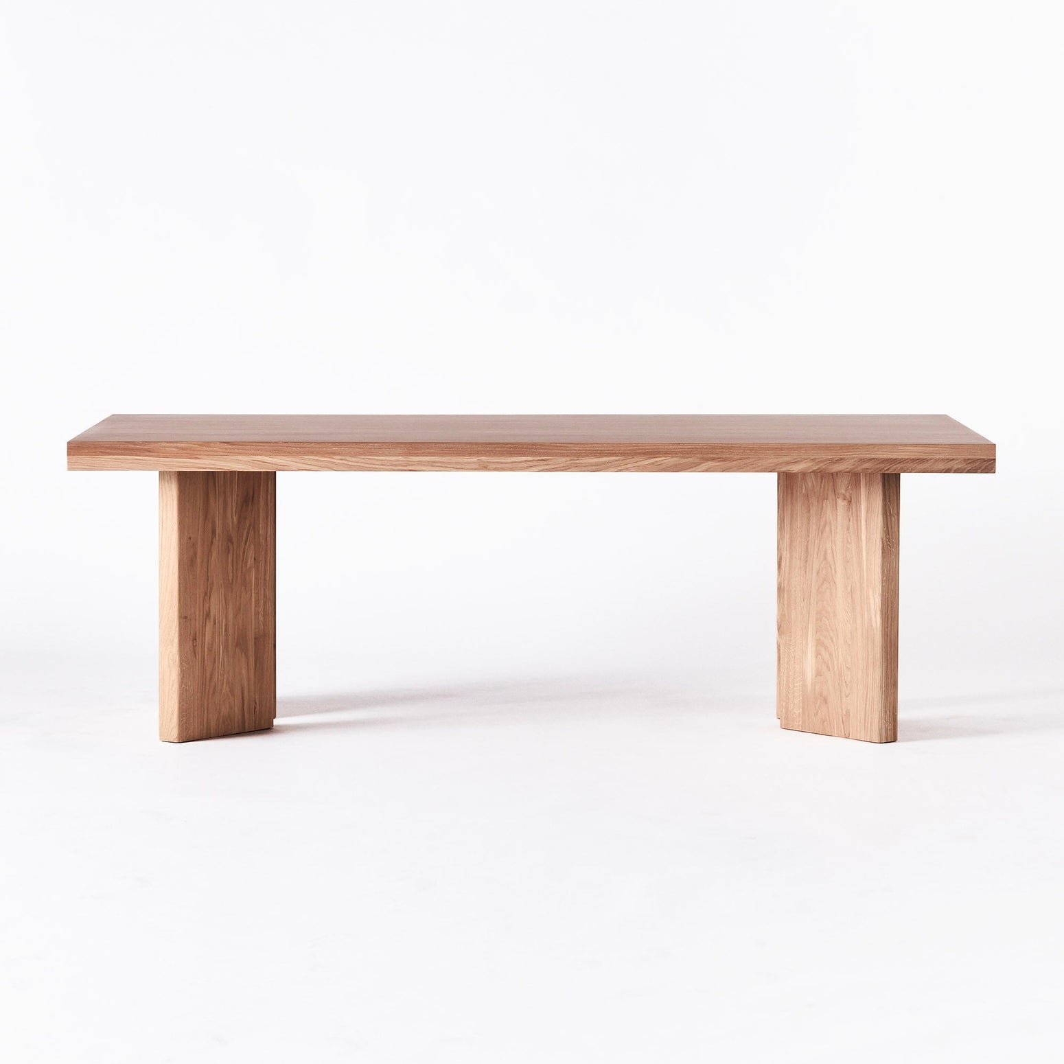 Spisebordet French Dining Table fra Dusty Deco i massiv heltre eik